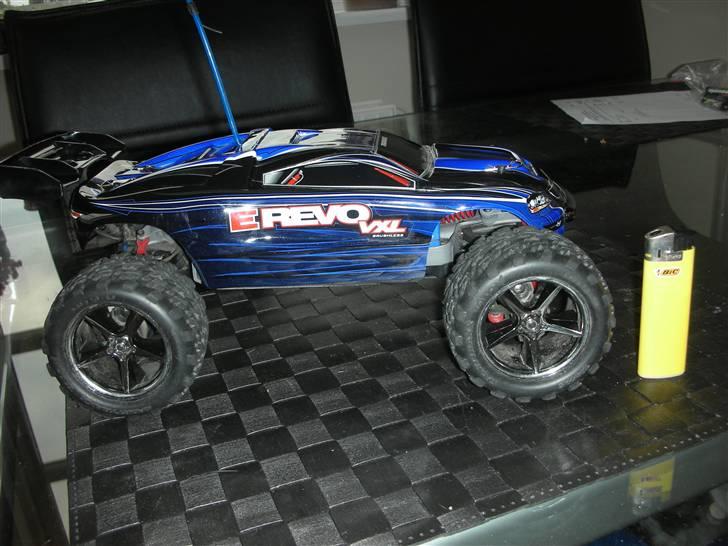 Bil E-Revo 1/16 Vxl "Solgt" - Jeg har sat en lighter op på nogle af billederne for at kunne fornemme størrelsen... billede 5