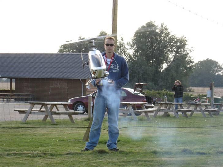 Helikopter JR Vibe 50 3D Pro - Den kraftige vind giver en lidt skæv stilling når den hover, men den holder positionen perfekt. billede 4
