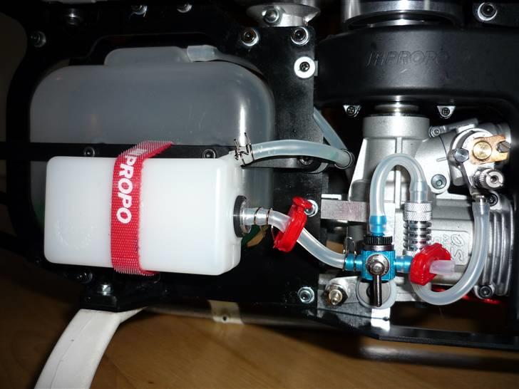 Helikopter JR Vibe 50 3D Pro - nymonteret benzin hane, på custom beslag ( Lavet ud af bøjle fra header tk.) billede 12