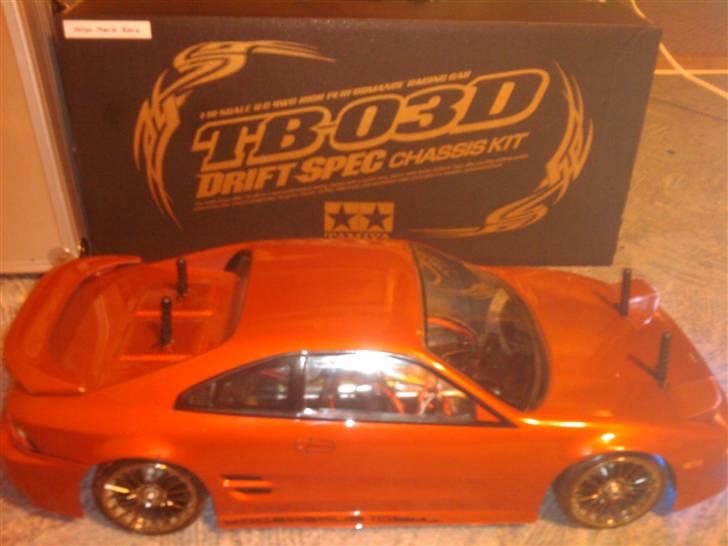 Bil Tamiya TB-03D - Et billede af bilen med MR-2 karros og den originale kasse til den! billede 17