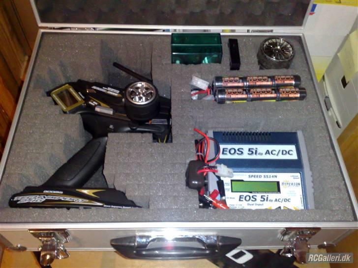 Bil Tamiya TB-03D - Et billede med min lille udstyrskuffert, som jeg lavede lige efter bilen var klar! Meget ignorant at tro at man kan have alt ens grej i EN kuffert, ved jeg så nu! hehe billede 18
