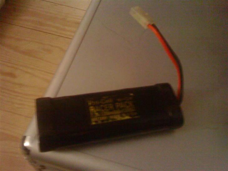 Bil Tamyia Grass Hopper - Ved ikke om jeg tør lade dette batteri da det var det som var med bilen :) billede 11