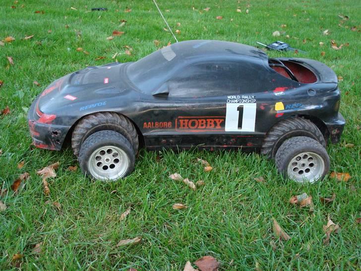 Off-Roader Toyota Celica - De gamle dæk ved siden af de nye og karossen billede 12