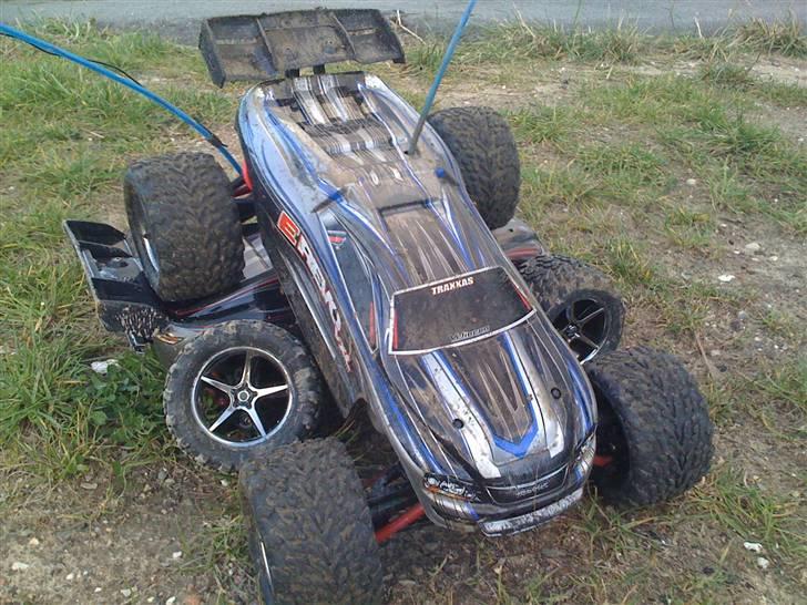 Bil Traxxas Revo VXL - læg mærke til hjulet på min brors bagved. 1 stk knækket bærearm men efter mange mange meters sammenlagt flyvetur:) billede 1