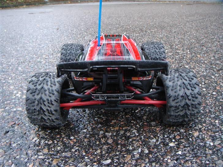 Off-Roader Traxxas E-Revo 1:16 VXL - Efter 3 dage ser spoileren sådan ud... billede 5