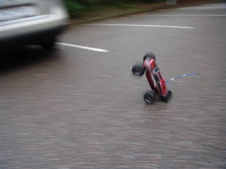 Off-Roader Traxxas E-Revo 1:16 VXL - Den går nemt på baghjulene og laver ligeså nemt backflips. billede 16