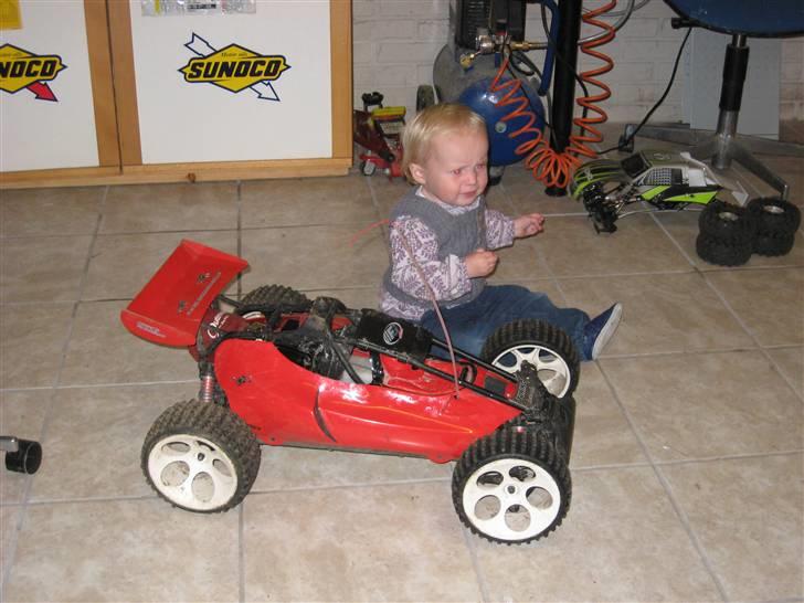 Buggy Solgt : FG Baja 2WD  - Min dejlige datter, på 14mdr, og en temmelig STOR FG´er ! billede 10