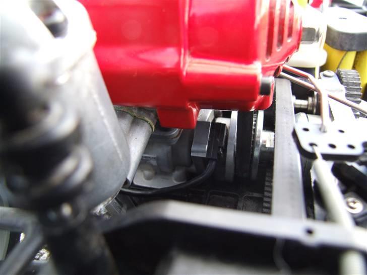 Bil Compagnucci Ferrari F50 - Sensor til at time tændningen ses under det røde ventilator skjold. billede 5