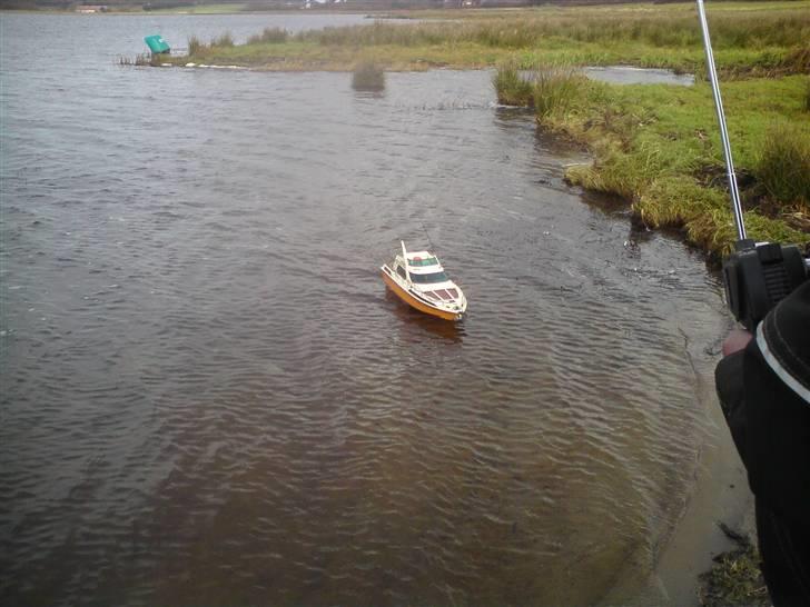 Båd robbe marauder - der var lige nok bølger men sejler fint skal bare have ny motor på. billede 12
