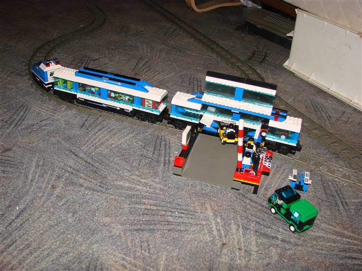 Tog Lego System Tog - Lyntoget holder på stationen billede 6