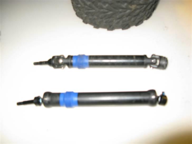 Off-Roader Traxxas E-Revo Brushles - her ses forslælen mellem revo aksel og summit aksel  billede 17