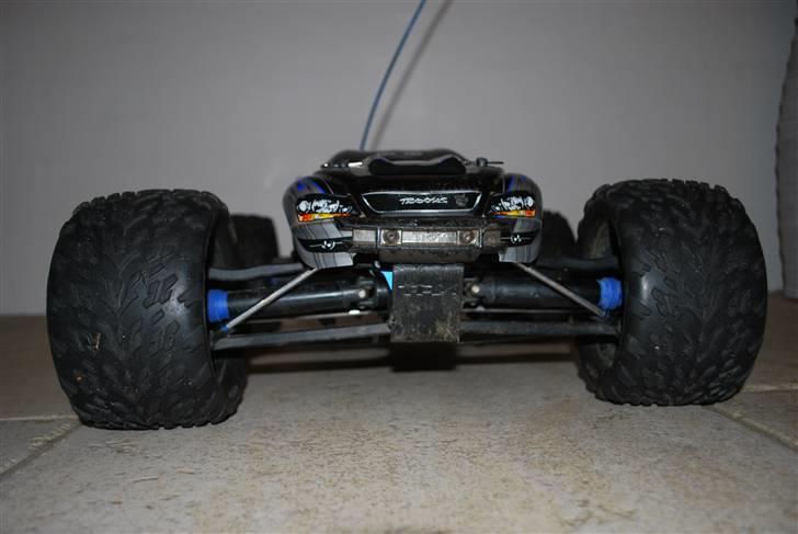 Bil TRAXXAS E-REVO solgt billede 3