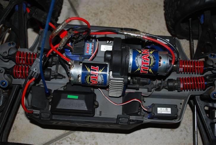 Bil TRAXXAS E-REVO solgt billede 4