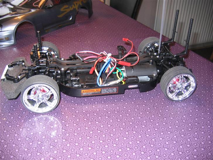 Bil Nissan GTR Tamiya TT01-E  - en standart chasis men der er dog et støre batteri  billede 1