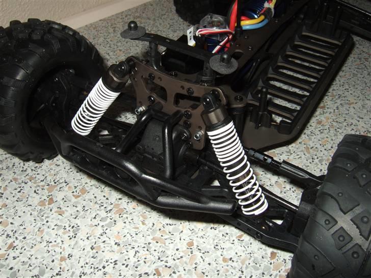 Off-Roader Stealth X09 Truggy Brushl - Den har en lækker undervogen. billede 6