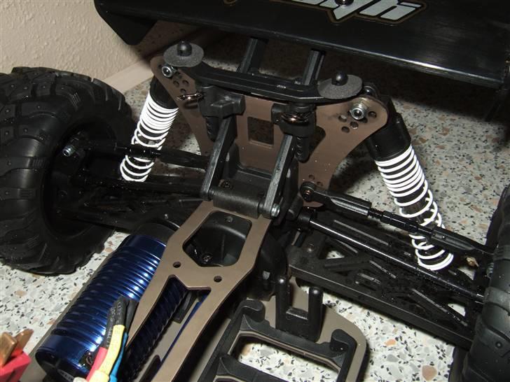 Off-Roader Stealth X09 Truggy Brushl - Lidt merer undervogen billede 7