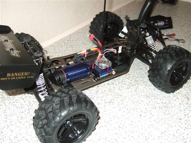 Off-Roader Stealth X09 Truggy Brushl - Lidt merer undervogen billede 9