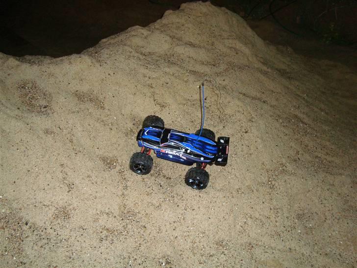 Off-Roader e-revo vxl (blå) - prøver at køre op af sandbakke uden held  billede 2