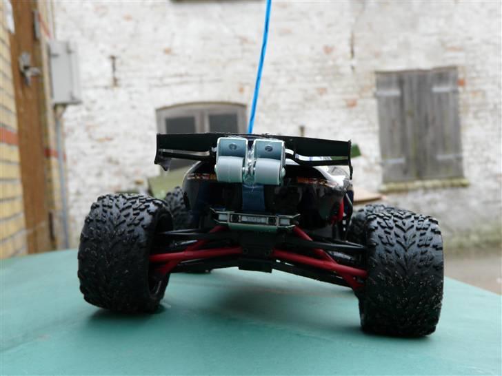 Off-Roader e-revo vxl (blå) - bagfra med whellie bar billede 14