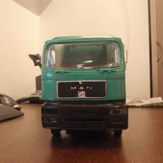 Lastbiler skralde bil