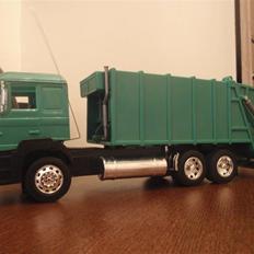 Lastbiler skralde bil