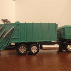 Lastbiler skralde bil