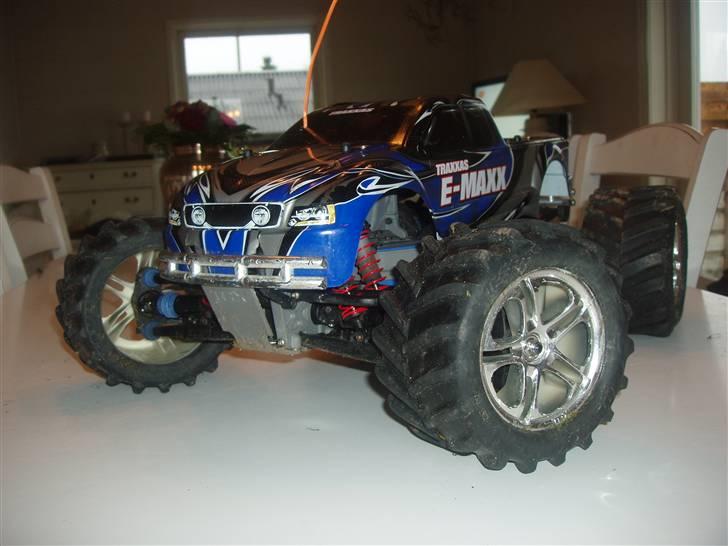 Bil E-Maxx (solgt) billede 2