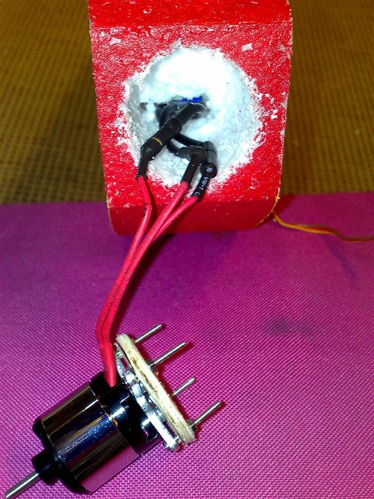 Fly Space 900 - Så er der lavet plads til motor og reg. Motor er sat må et hjemmelavet fundament billede 10