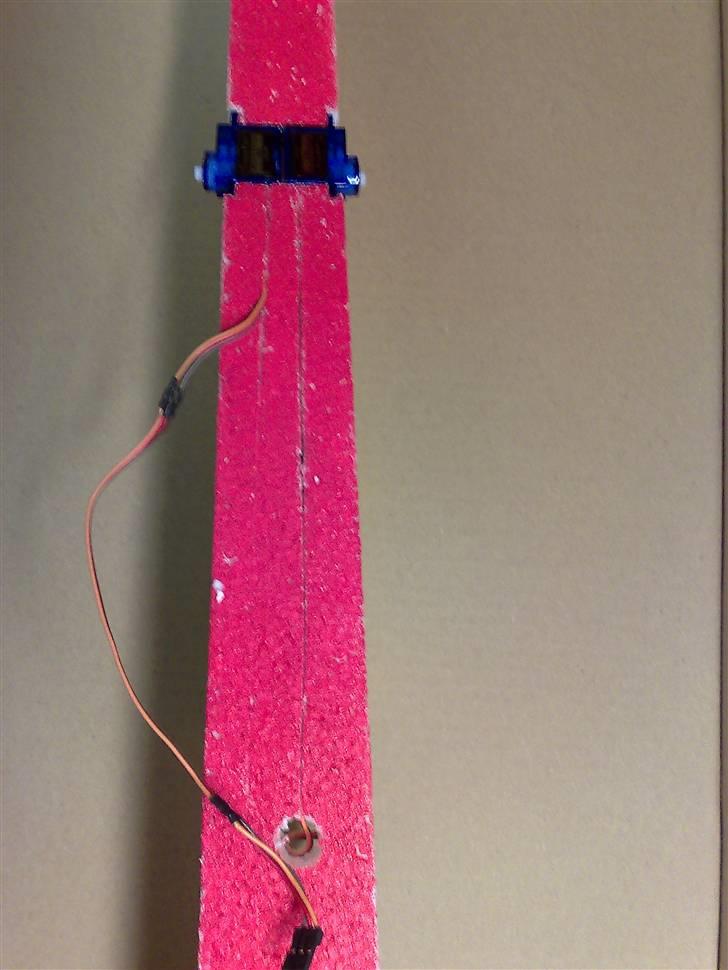 Fly Space 900 - Servo til højde og hale ror. Servo ledning gemt i kroppen billede 14