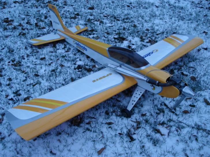 Fly Kyosho Calmato Sport(SMADRET) - ser fræk ud med den lange tunudstødning billede 1