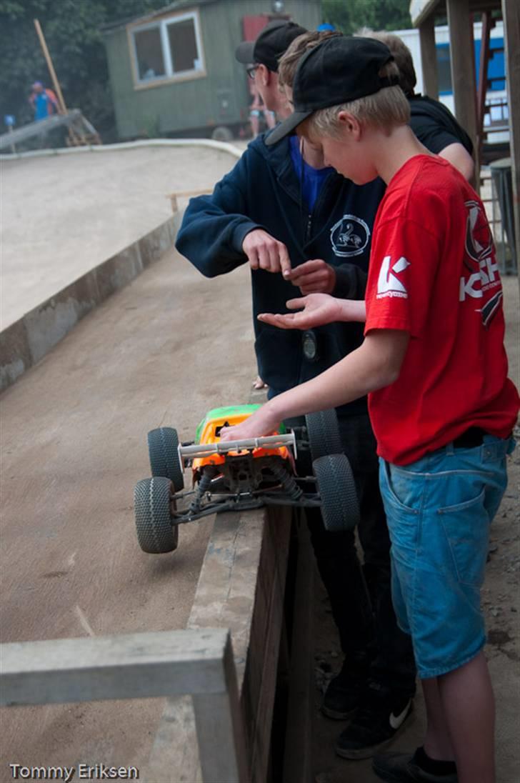 Bil Hong Nor X2-CRT (Solgt) - I pitten til Hansa Cup i SOS, hvor et defekt modtager-batteri kastede mig ud af semi-finalen, og ødelagde mine finale-chancer. billede 9