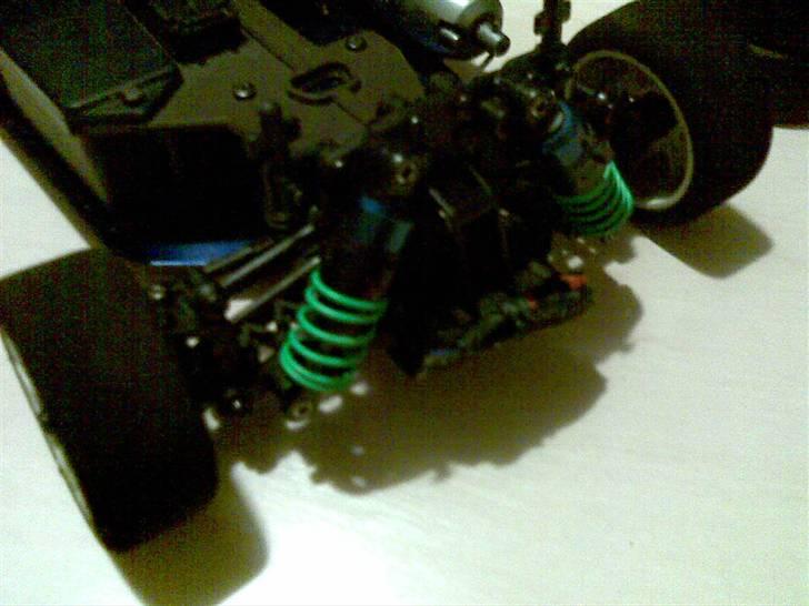 Bil Kyosho Pureten GP tilsalg - her den smadrede front "som kun var lidt skæv"  billede 5