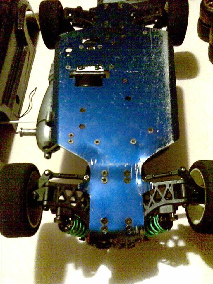 Bil Kyosho Pureten GP tilsalg - ville godt vide hvá den leg hed de legede med bilen her.....?.....(jeg er fuld leg) læg mærke til hvor skæv bundpladen er efter for-tøjet :0( billede 7