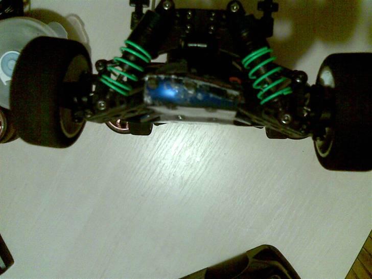 Bil Kyosho Pureten GP tilsalg - her ses det hvor skæv bunden er.....prøver at rette den op først billede 8