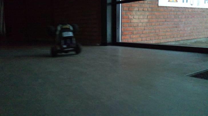 Off-Roader stealth X09 BRUSHLESS - fedt når den rygger på baghjul billede 8