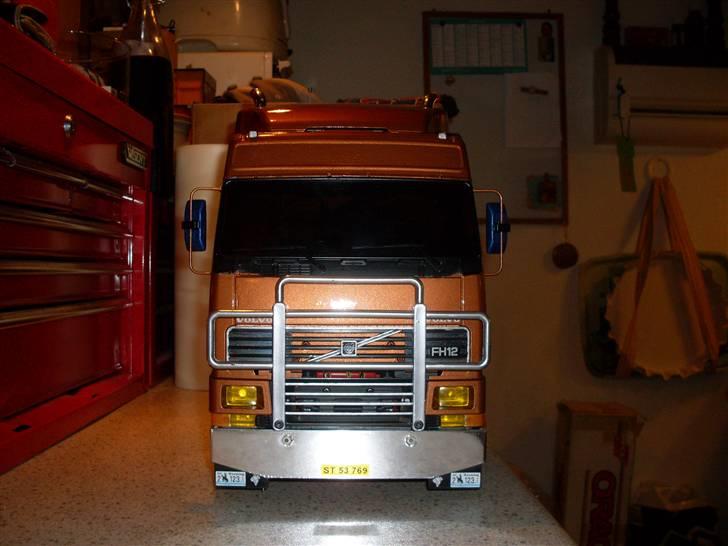 Lastbiler Volvo FH12 420 - Og selvfølgelig som resten af vognparken... Gule forlygter :-) billede 3