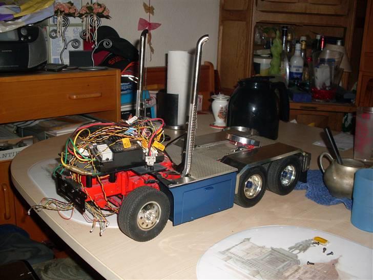 Lastbiler Volvo FH12 420 - Det begynder da næsten at ligne en lastbil igen :-) billede 13