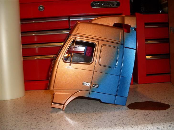 Lastbiler Volvo FH12 420 - Sådan kom førehuset så til at se ud :-) det skulle forestille at være Scania´s kobberfarve, meeeen...  billede 14