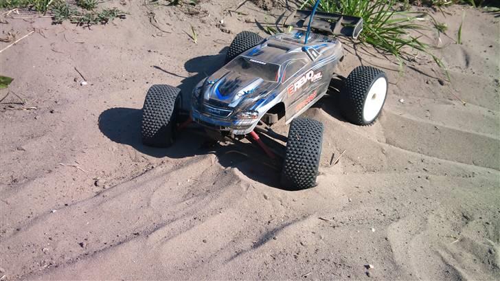 Off-Roader e-revo vxl SOLGT - her har den lige være ude og køre på en cross bane.  billede 10