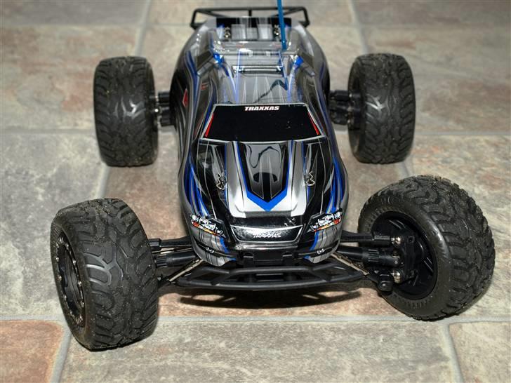 Off-Roader Traxxas 1/16 E-Revo VXL - Traxxas 1/16 E-Revo VXL, ombygget til: ½ E-Revo / ½ Slash. Mangler kun karossen. billede 1