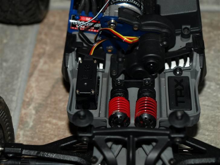 Off-Roader Traxxas 1/16 E-Revo VXL - ½ E-Revo / ½ Slash: Stærkere fjedre isat, for og bag billede 5