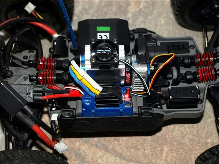 Off-Roader Traxxas 1/16 E-Revo VXL - ½ E-Revo / ½ Slash: Nymonteret "Velineon 380 Brushless motor med VXL-3M ESC"., med køleribber og blæser. (Gearing: 22/55). billede 8