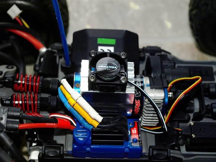 Off-Roader Traxxas 1/16 E-Revo VXL - ½ E-Revo / ½ Slash: Nymonteret "Velineon 380 Brushless motor med VXL-3M ESC"., med køleribber og blæser. (Gearing: 22/55). billede 9