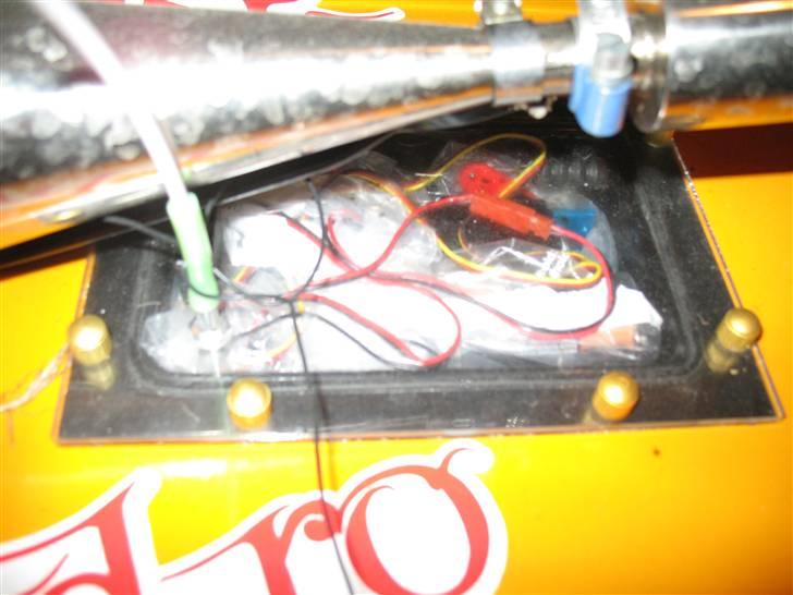 Båd Arrow Shark - Batteriboks. Utæt, derfor er batterierne pakket i en plastikpose. billede 6
