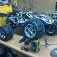 Off-Roader traxxas revo 3.3