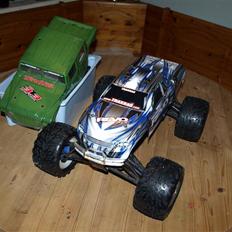 Bil Traxxas Revo 3,3 (5308) solgt