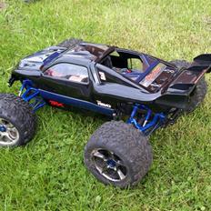 Bil Traxxas Revo 3,3 (5308) solgt