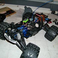 Off-Roader Traxxas Revo 2,5R