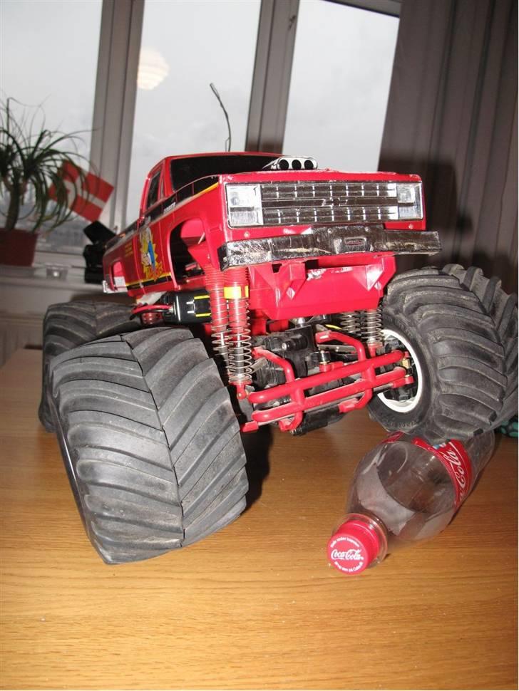 Bil Tamiya Clod Buster #58065 - Det er en 1.5L colaflaske der ligger under venstre forhjul, bare lige for at give et indtryk af størrelsen :) billede 1