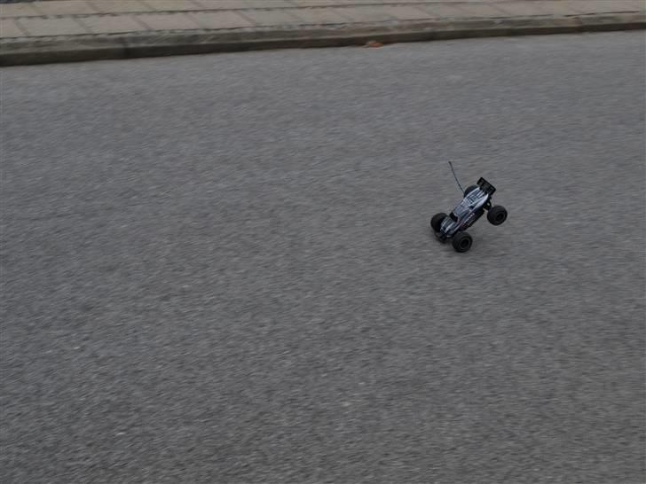 Off-Roader Traxxas 1/16 E-Revo VXL - ½ E-Revo / ½ Slash: Af banen for fanen - denne bastard kører helt fantastisk, men kan også bremse. billede 19